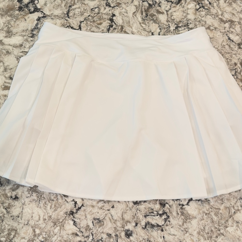 Lululemon side pleat HR tennis skirt.